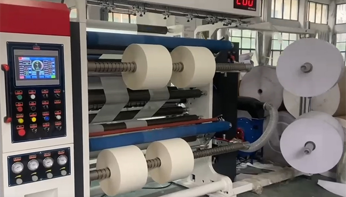 Automatic discharge of adhesive cutting machine Automatic discharge of adhesive cutting machine